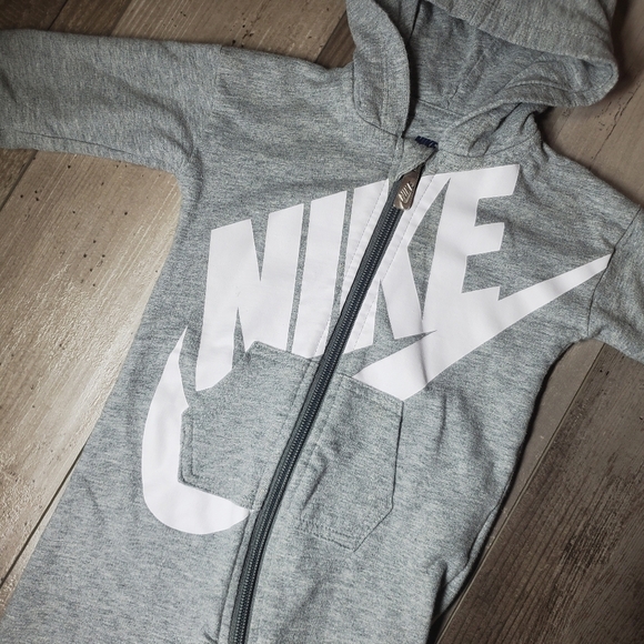 Nike Baby Boy Size 6/9M Gray and White Zip Up Hooded Coverall Sweatsuit Romper - Picture 10 of 16